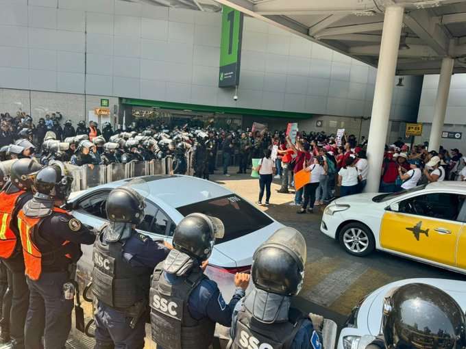 La CNTE bloquean los accesos a las terminales 1 y 2 del AICM