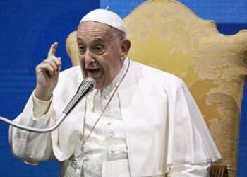 El Papa Francisco se disculpa por comentarios homófobos: “nunca pretendió ofender”.