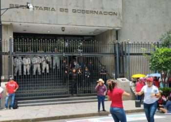Maestros de la CNTE protestan en Segob tras presiones para abandonar el Zócalo