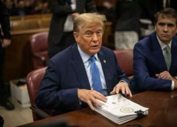 Jurado de Trump Delibera sin Veredicto el Primer Día