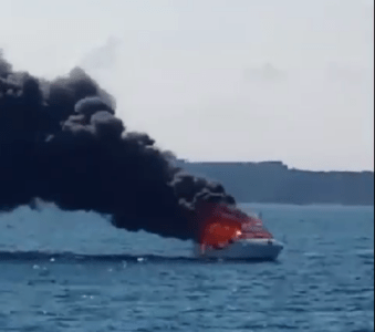 Incendio en yate frente a Cancún: Rescatados todos los ocupantes sin heridas graves