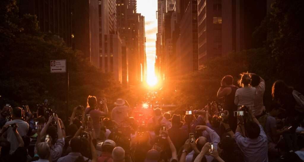 Las calles de Manhattan se iluminan con los rayos del sol al atardecer