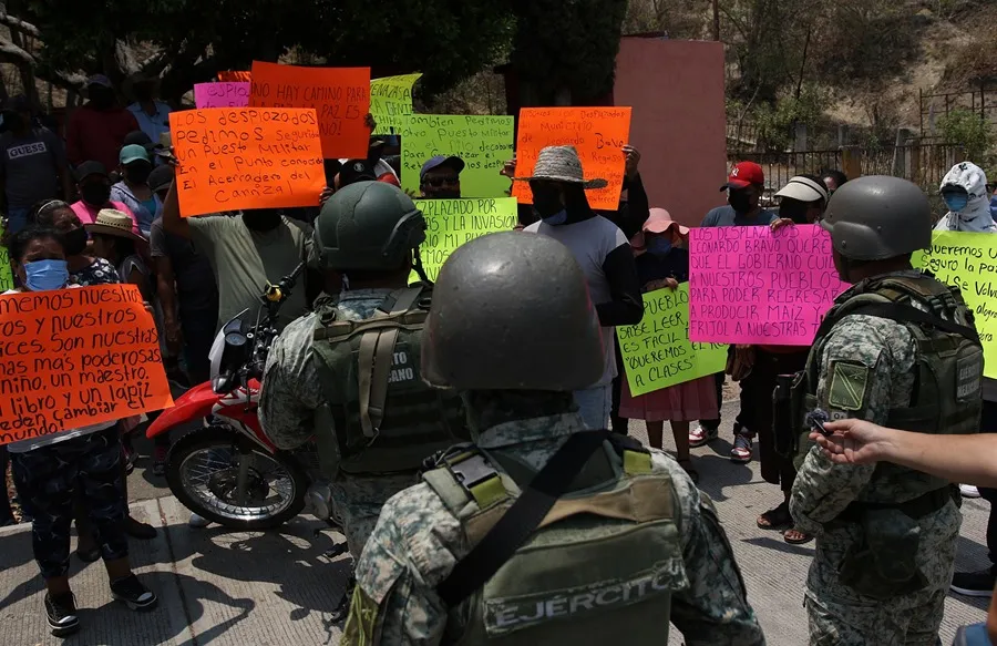 Desplazados de la sierra de Guerrero protestan exigiendo seguridad y amenazan con boicotear las elecciones del domingo.