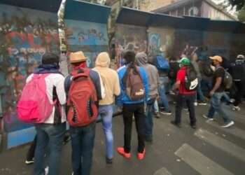 Normalistas de Guerrero Protestan en Segob, Derriban Vallas de Protección en Bucareli