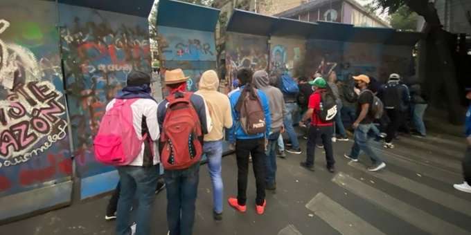 Normalistas de Guerrero Protestan en Segob, Derriban Vallas de Protección en Bucareli
