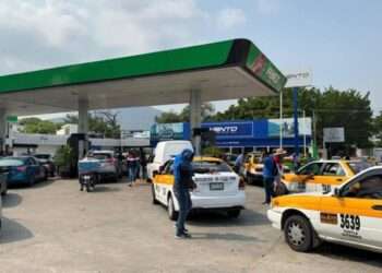 Profesores de la CNTE en Chiapas “regalan” gasolina de PEMEX en medio de una protesta