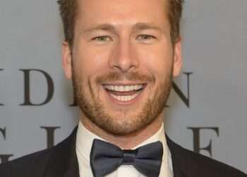 Glen Powell: Un Batman Salvaje y Estilizado al Modo de Keaton