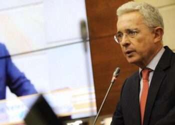 Álvaro Uribe Acusado de Sobornos y Fraude Procesal: Primer Expresidente en Ir a Juicio en Colombia