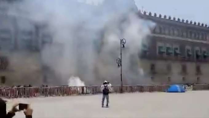Normalistas Lanzan Cohetones a Palacio Nacional tras Liberación de Militares en Caso Ayotzinapa