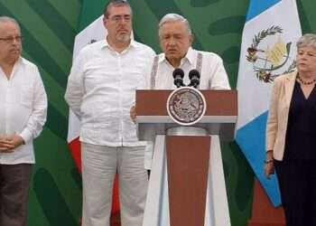 AMLO y el presidente de Guatemala, Bernardo Arévalo, abordan la crisis migratoria en Tapachula