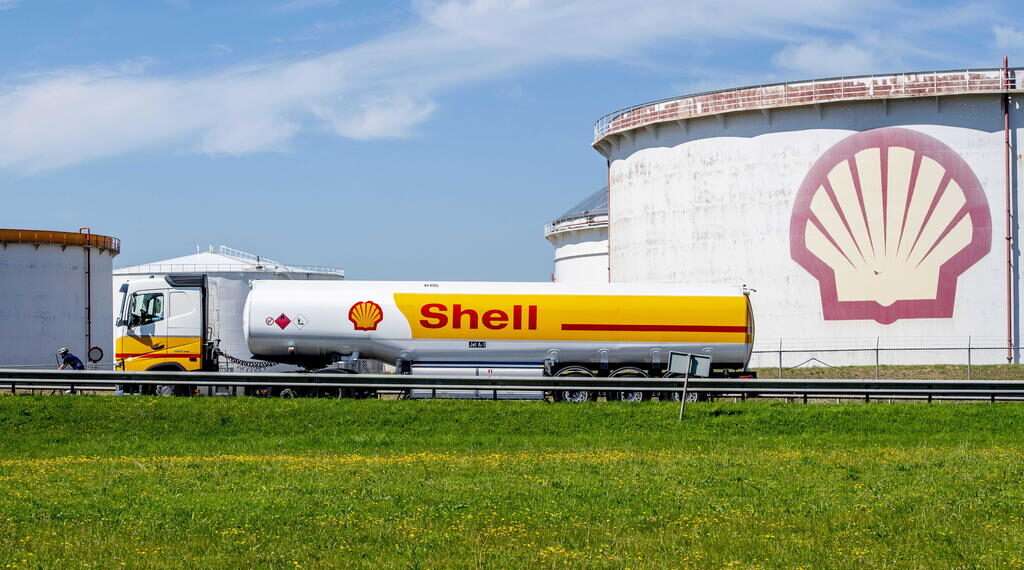 Las empresas petroleras, Shell y ENI, sancionadas por la CNH, optan por pagar multas en lugar de invertir en México.