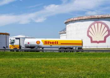 Las empresas petroleras, Shell y ENI, sancionadas por la CNH, optan por pagar multas en lugar de invertir en México.
