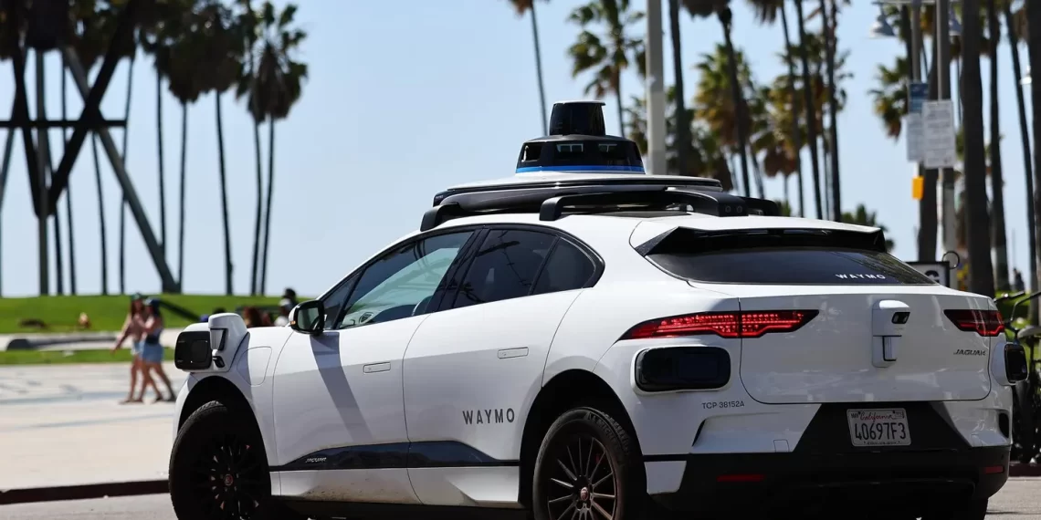 Waymo convierte en realidad el negocio de los robotaxi, adelantándose al sueño de Elon Musk