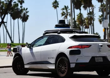 Waymo convierte en realidad el negocio de los robotaxi, adelantándose al sueño de Elon Musk