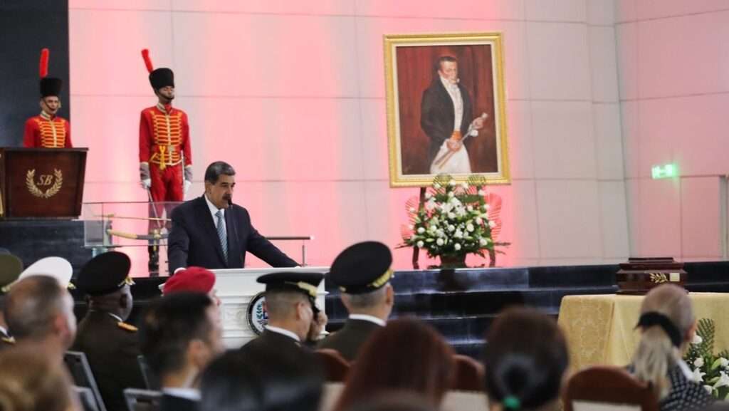 Restos de Cristóbal Mendoza son trasladados al Panteón Nacional en Caracas.