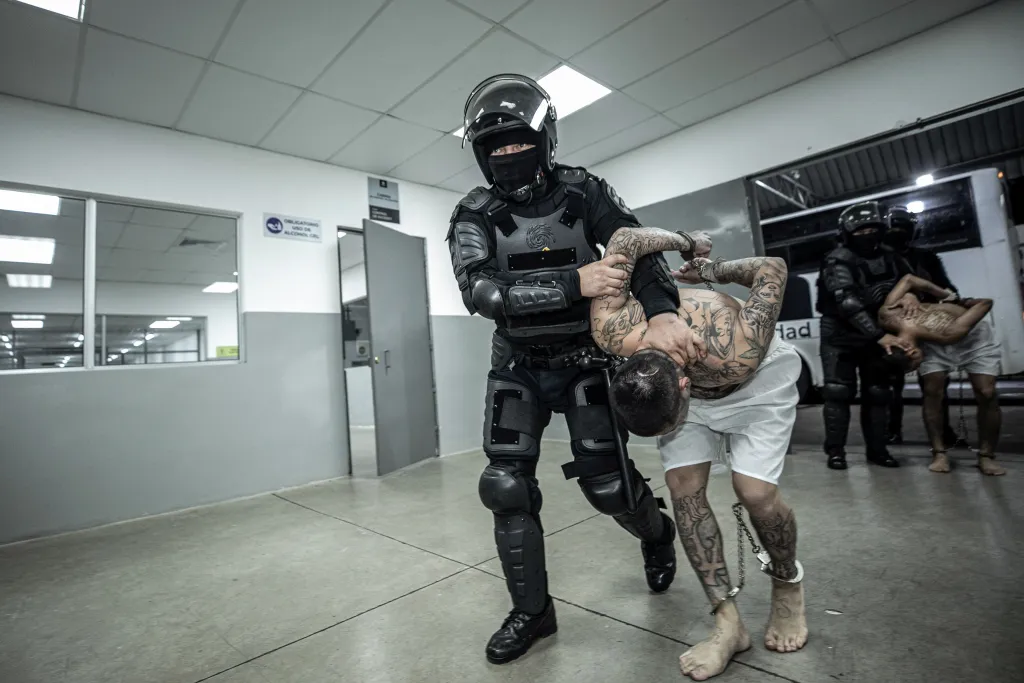 Presidente Bukele intensifica medidas contra pandillas con traslado masivo a prisión de alta seguridad.