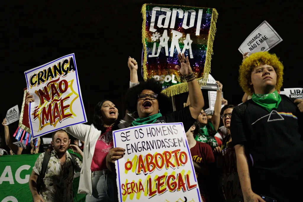 Congreso de Brasil decide aplazar discusión de polémico proyecto de ley sobre aborto.