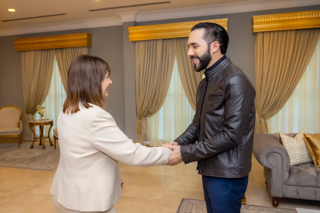 Presidente Nayib Bukele y ministra argentina Patricia Bullrich comparten estrategias antinarcóticos.