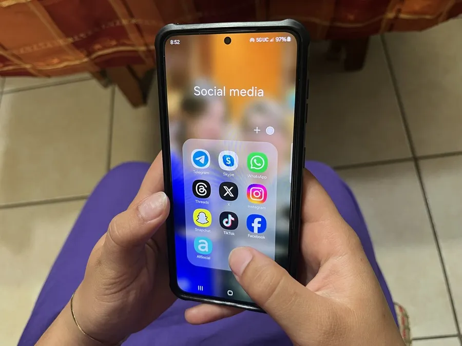 Nueva York está a punto de aprobar una ley pionera para limitar el algoritmo adictivo de las redes sociales para menores de edad.
