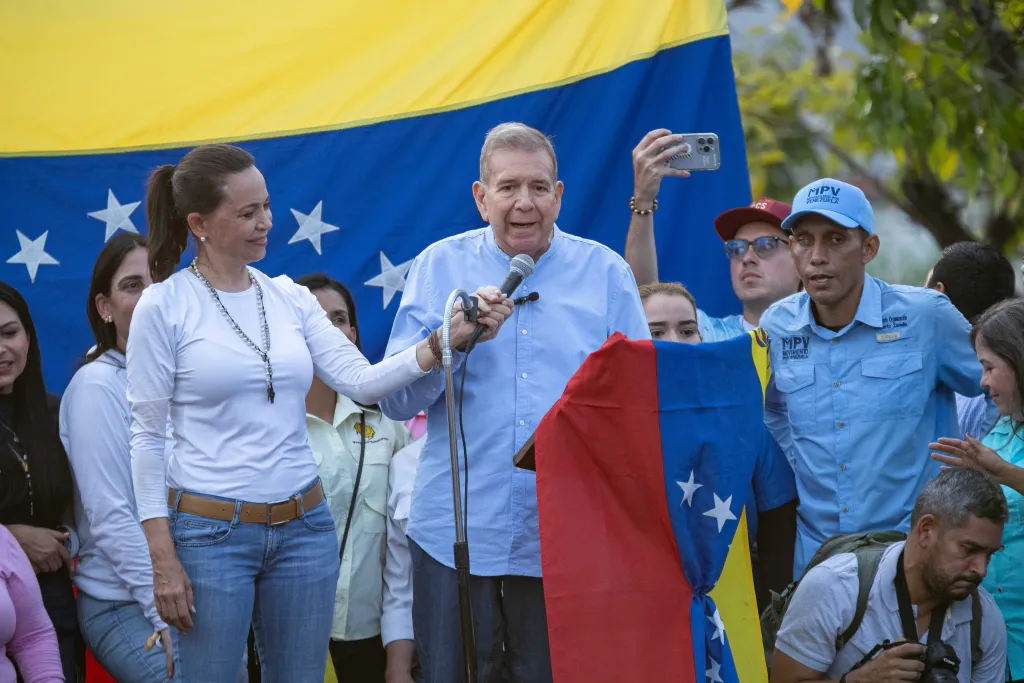 Henrique Capriles critica la inhabilitación de 10 alcaldes antichavistas en Venezuela.