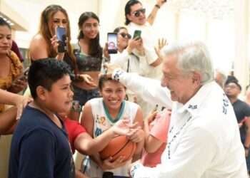 AMLO recibe muestras de cariño en su visita al Tren Maya