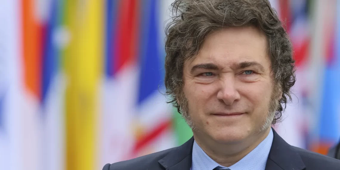 Javier Milei critica a Pedro Sánchez por restricciones a la libertad de expresión