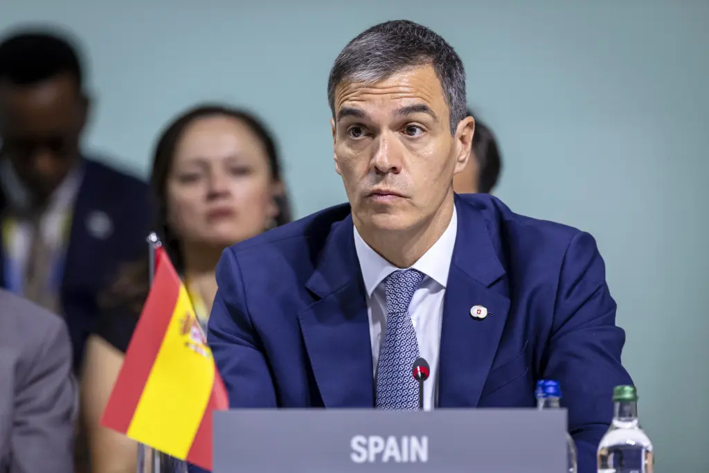 Javier Milei denuncia medidas de Pedro Sánchez que comparan con el modelo de Maduro.