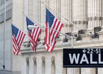 Wall Street retrocede; Adobe registra alza destacada del 14%
