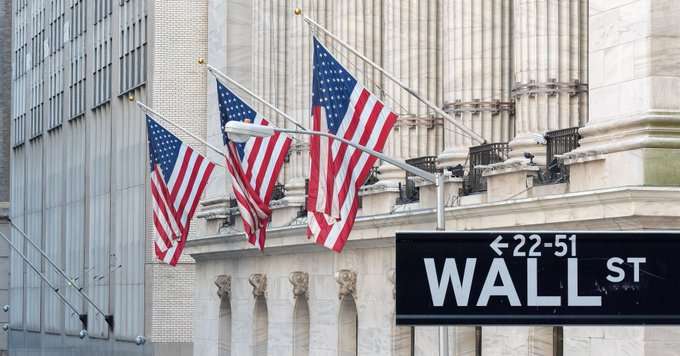 Wall Street retrocede; Adobe registra alza destacada del 14%
