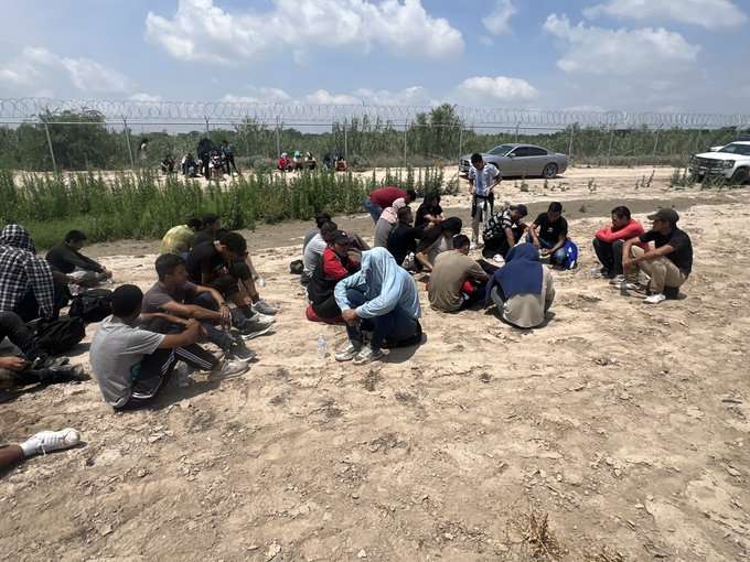 Operativo en Texas: 11 Migrantes Hospitalizados y 7 Arrestados por Contrabando