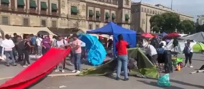 CNTE levanta plantón en el Zócalo tras recibir respuesta del gobierno federal