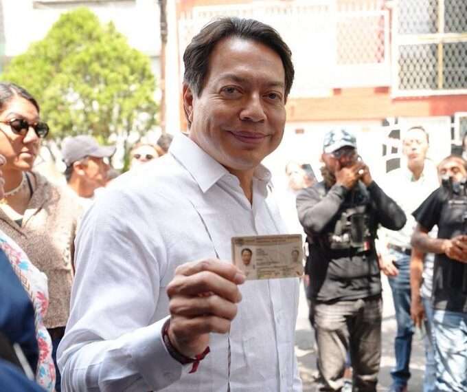 Mario Delgado Vota en Iztacalco, CDMX