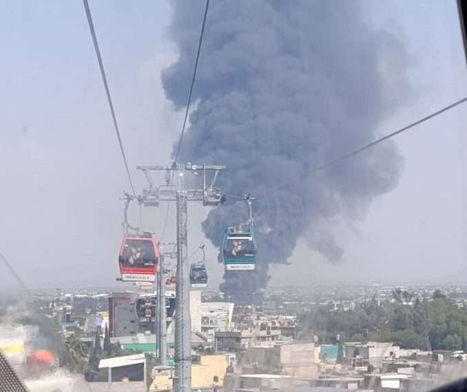 Ocurre un intenso incendio en una planta de plásticos en Ecatepec.