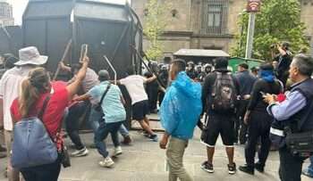 La CNTE protestan ante Segob y anuncian que seguirán el plantón y paro de labores