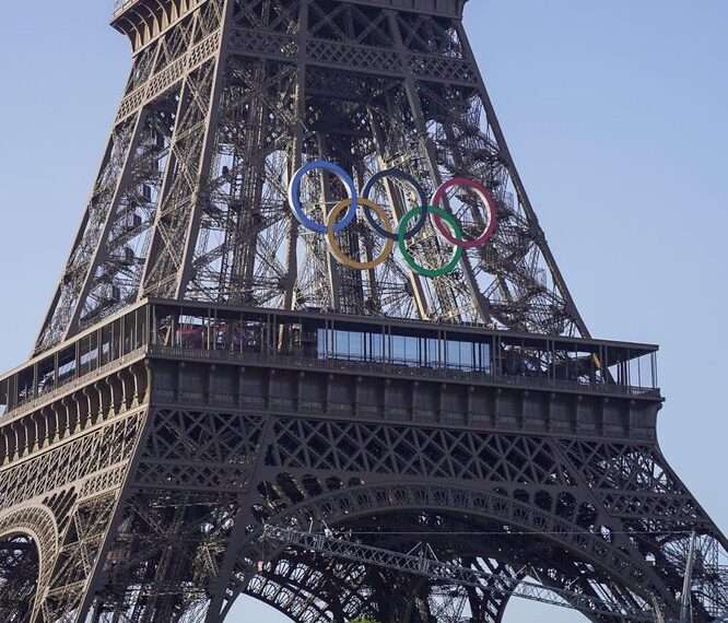 París 2024: Decoran la Torre Eiffel con los anillos olímpicos