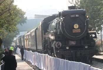 Gran expectación por el paso de la locomotora ‘La Emperatriz 2816’ en CDMX