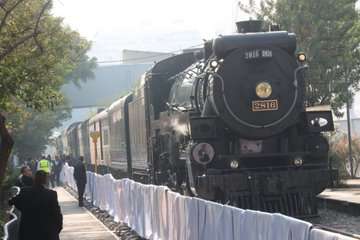 Gran expectación por el paso de la locomotora ‘La Emperatriz 2816’ en CDMX
