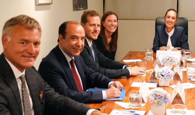Sheinbaum Se Reúne con CEO de Walmart Internacional para Discutir Inversiones en México