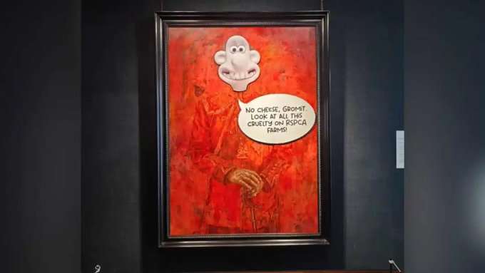Activistas Vandalizan Retrato del Rey Carlos III con Imagen de “Wallace y Gromit”