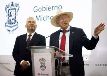 Ken Salazar respalda plan de seguridad para inspectores de aguacate en Michoacán