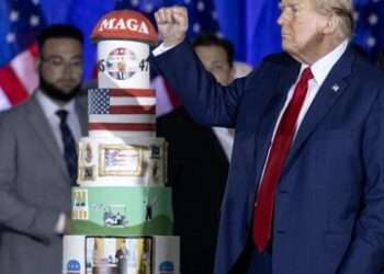 Celebración de Cumpleaños de Donald Trump: Pastel Espectacular y Críticas a Biden