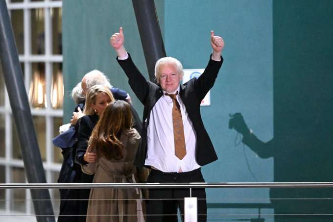 Julian Assange Regresa Triunfalmente a Australia Tras Acuerdo Judicial en EE.UU.