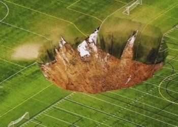 Enorme Socavón ‘Devora’ Parte de un Campo de Fútbol en Illinois, EE.UU.: “Fue Surrealista”