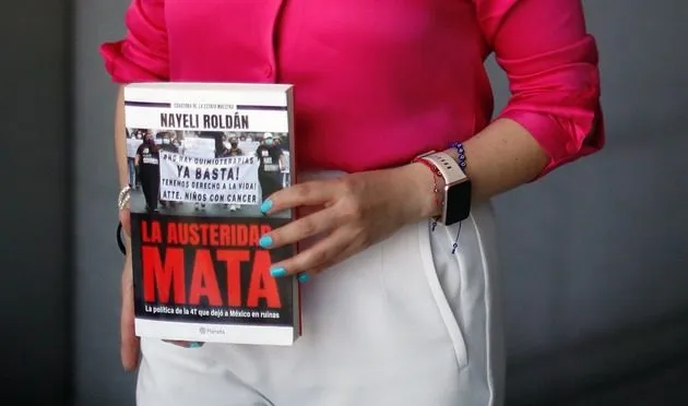 Nayeli Roldán revela en su libro 'La austeridad mata' cómo las políticas de recorte afectan gravemente al sector salud en México.
