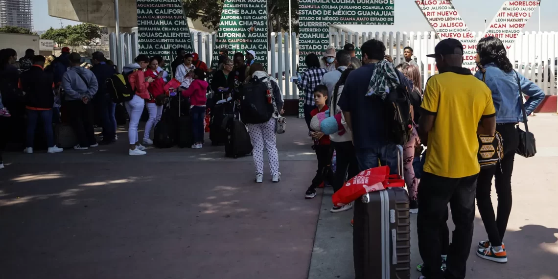 Detenciones de migrantes en frontera México-EE.UU. caen drásticamente, según López Obrador