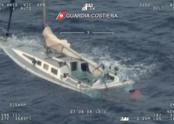 Desaparecidos tras Tragedia Marítima cerca de Calabria: Unos 50 Migrantes en Naufragio
