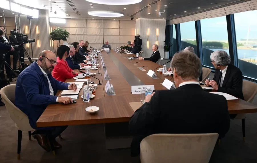 Putin Desmiente Ambiciones Imperiales y Afirma Prioridad en la Defensa Propia