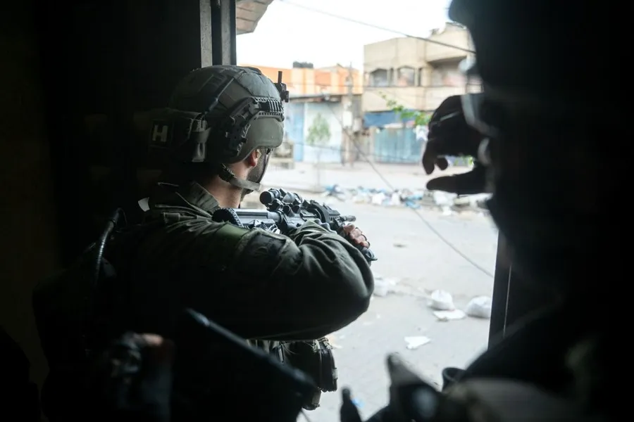 Netanyahu considera un acuerdo parcial con Hamás pero mantiene la guerra en Gaza.