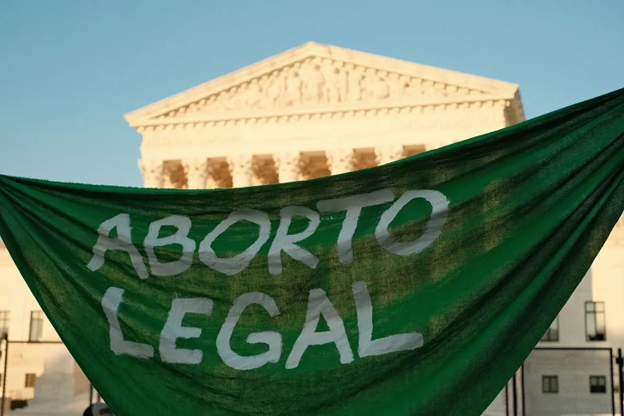 Dos años después de la decisión del Tribunal Supremo, el acceso al aborto en EE.UU. enfrenta severas restricciones y desafíos legales.