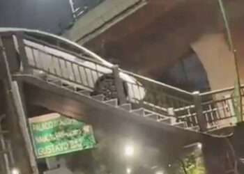 Automovilista queda atrapado en puente peatonal de Naucalpan, Edomex